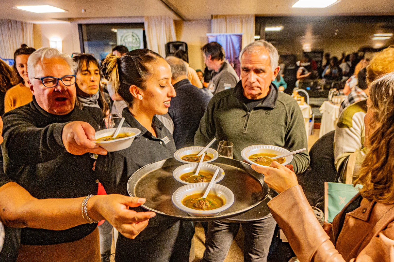 Experiencia Vino a la Montaña · degustaciones y conversación